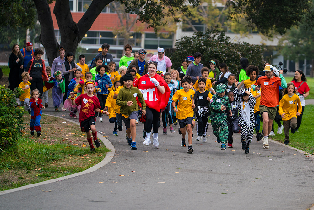 a group of kids running in a race